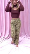 Load and play video in Gallery viewer, MOCHA AVA PATTERN HIGH-WAISTED JEANS

